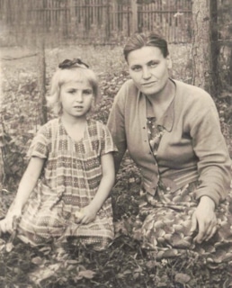 Галина Коньшина в детстве с мамой