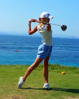 Евгения Ефимова играет в гольф