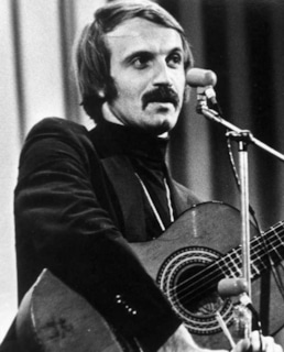 Александр Галич с гитарой