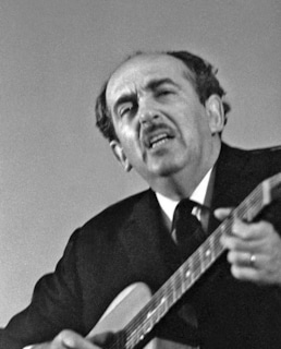 Александр Галич с гитарой