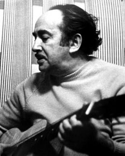 Александр Галич с гитарой