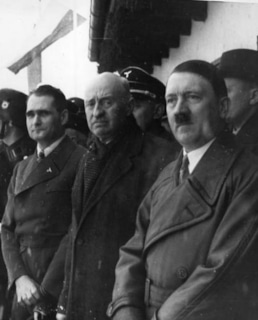Рудольф Гесс, Анри де Байе-Латур и Адольф Гитлер на церемонии открытия зимних Олимпийских игр 1936 года
