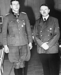 Отто Скорцени и Адольф Гитлер