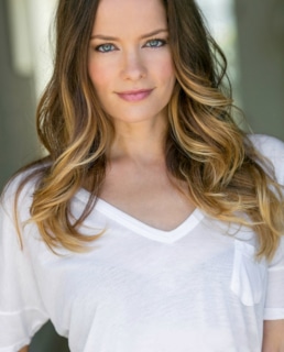 Джина Холден