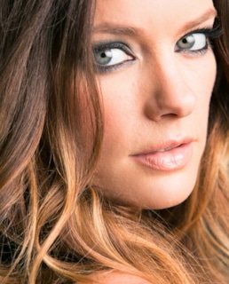 Джина Холден