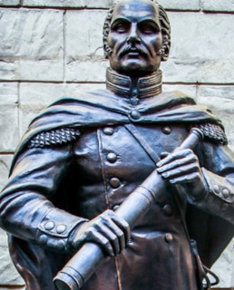 Памятник Фаддею Беллинсгаузену