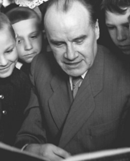 Николай Носов с читателями