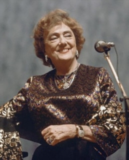 Алла Баянова на сцене