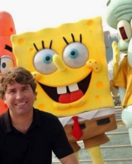 Стивен Хилленберг с персонажами мудьтфильма «Губка Боб Квадратные Штаны»