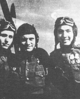 Муса Гареев с сослуживцами (справа)