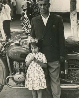 Насиба Абдуллаева в детстве с отцом