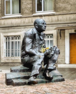 Памятник Исааку Бабелю в Одессе