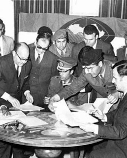 Муаммар Каддафи (в центре)