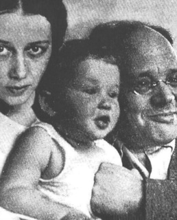 Исаак Бабель с семьей