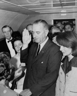 Линдон Джонсон принимает присягу в самолете