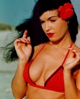 Бетти Пейдж в купальнике