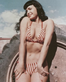 Бетти Пейдж в купальнике