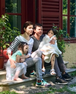 Павел Деревянко и Дарья Мясищева с детьми