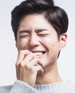 Пак Бо Гом позирует перед камерой