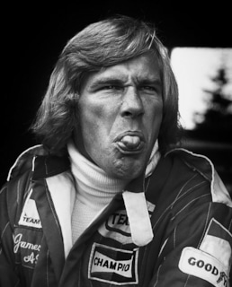 Джеймс Хант показывает язык