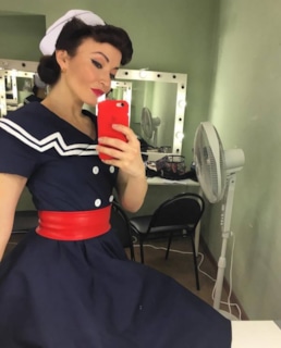 Татьяна Сиятвинда  в платье в стиле пин-ап