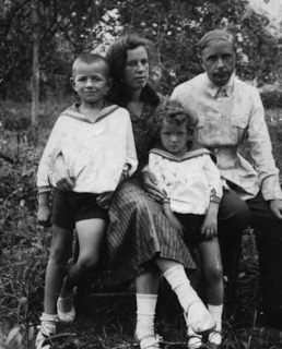 Валентин Берестов в детстве с родителями и братом