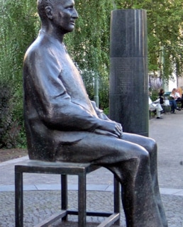 Памятник Бертольду Брехту