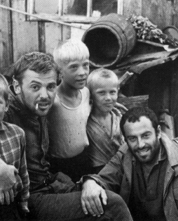 Юрий Коваль и Рудольф Анапольский с деревенскими детьми на Урале