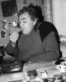 Юрий Коваль за столом