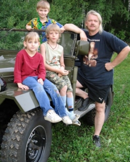Сергей Скачков с детьми