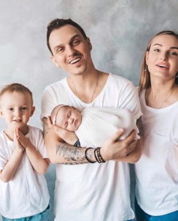 Денис Петров с женой и детьми