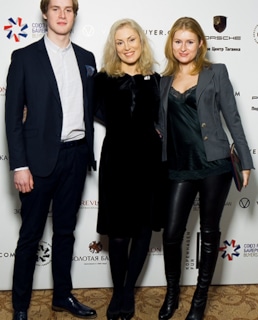 Макар Касаткин, его мама Мария Шукшина и сестра Анна