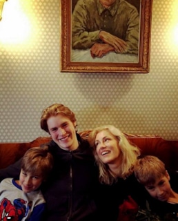 Макар Касаткин с мамой Марией Шукшиной и братьями