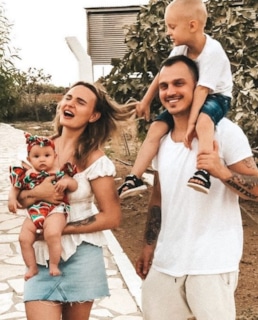 Денис Петров и его жена Анастасия Верховская с детьми