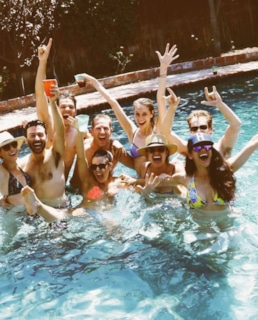 Пейдж Спара в купальнике с друзьями в бассейне