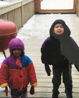 Хлоя Беннет в детстве с братом