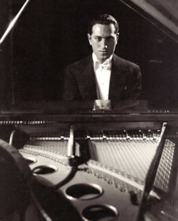 Джордж Гершвин за роялем