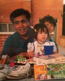 Хлоя Беннет в детстве с отцом