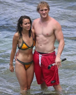 Логан Пол и Хлоя Беннет в купальнике