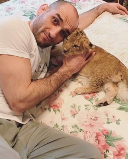 Адлан Амагов с львенком