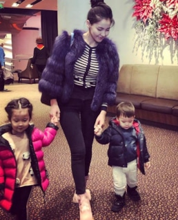 Айдана Меденова с детьми