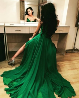 Айдана Меденова перед зеркалом