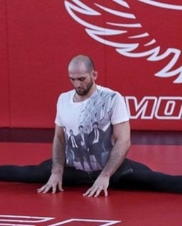 Адлан Амагов на шпагате