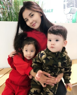 Айдана Меденова с детьми