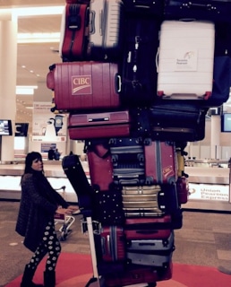 Бет Харт с багажом