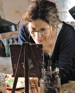 Кэтрин Кинер перед мольбертом