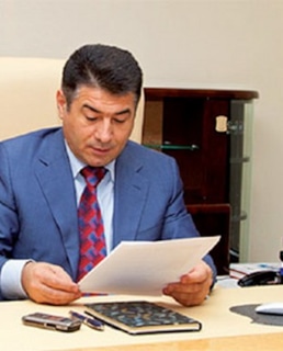 Азад Бабаев в рабочем кабинете