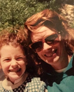 Бриджит Риган в детстве с мамой