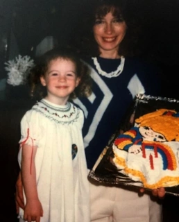 Бриджит Риган в детстве с мамой