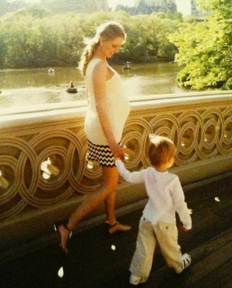 Беременная Екатерина Парфенова с сыном